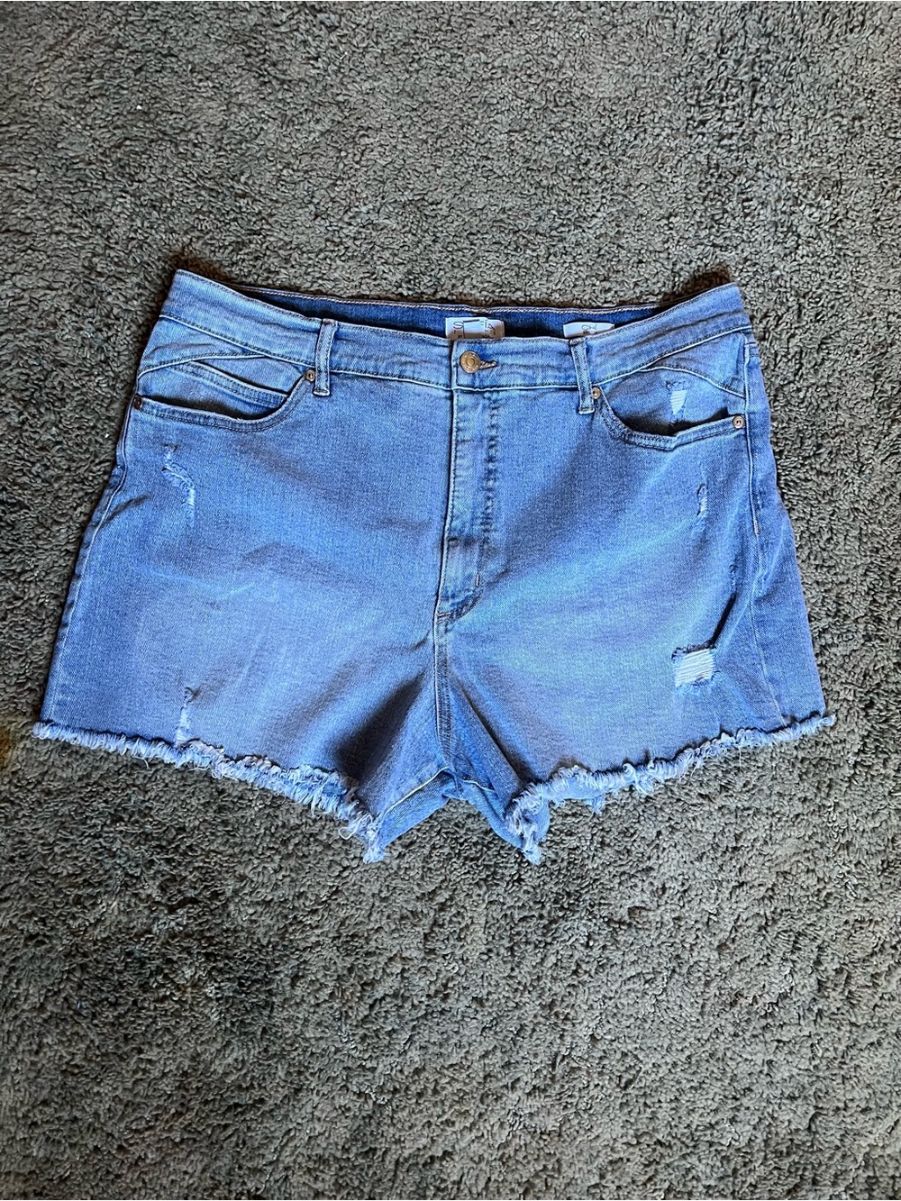Sofía Jeans by Sofia Vergara Chi Shorty Distressed Light Blue Denim Shorts Sz 16